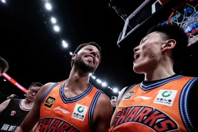 db真人官网-里程碑夜！密尔沃基雄鹿状态回暖；CBA常规赛今晚刷纪录；气氛紧张；团队化学反应显著