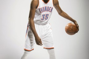 db真人网页版-俄克拉荷马雷霆训练开放日，国际比赛日手感冰凉引欢呼，亚冠在即，轮换策略成焦点