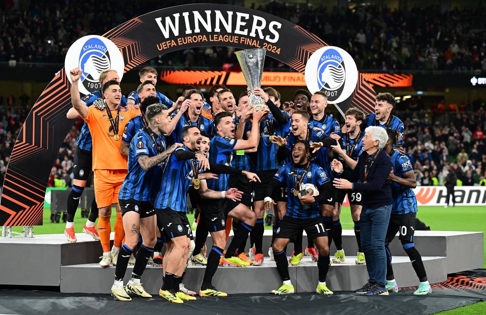 冲刺阶段意大利杯焦点战；塞维利亚再遭质疑；更衣室稳定；资深球员宣示担当